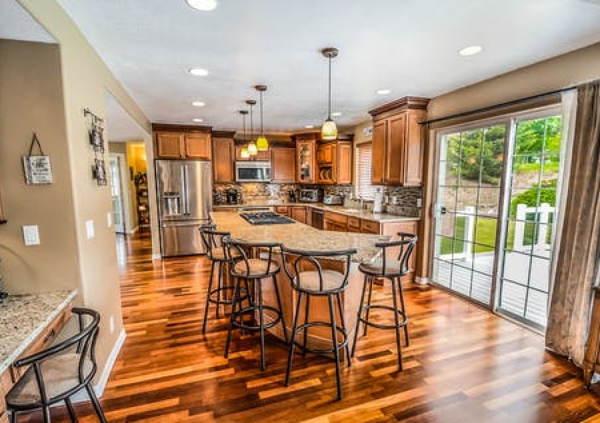 شقة 200 متر نصف تشطيب ثاني بلكونه في الحى السابع